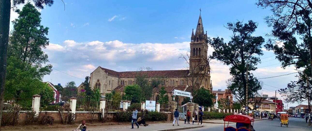 cathédrale d'antsirabe avec tireur de pousse