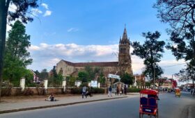 cathédrale d'antsirabe avec tireur de pousse
